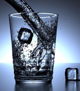 Agua cubitos hielo