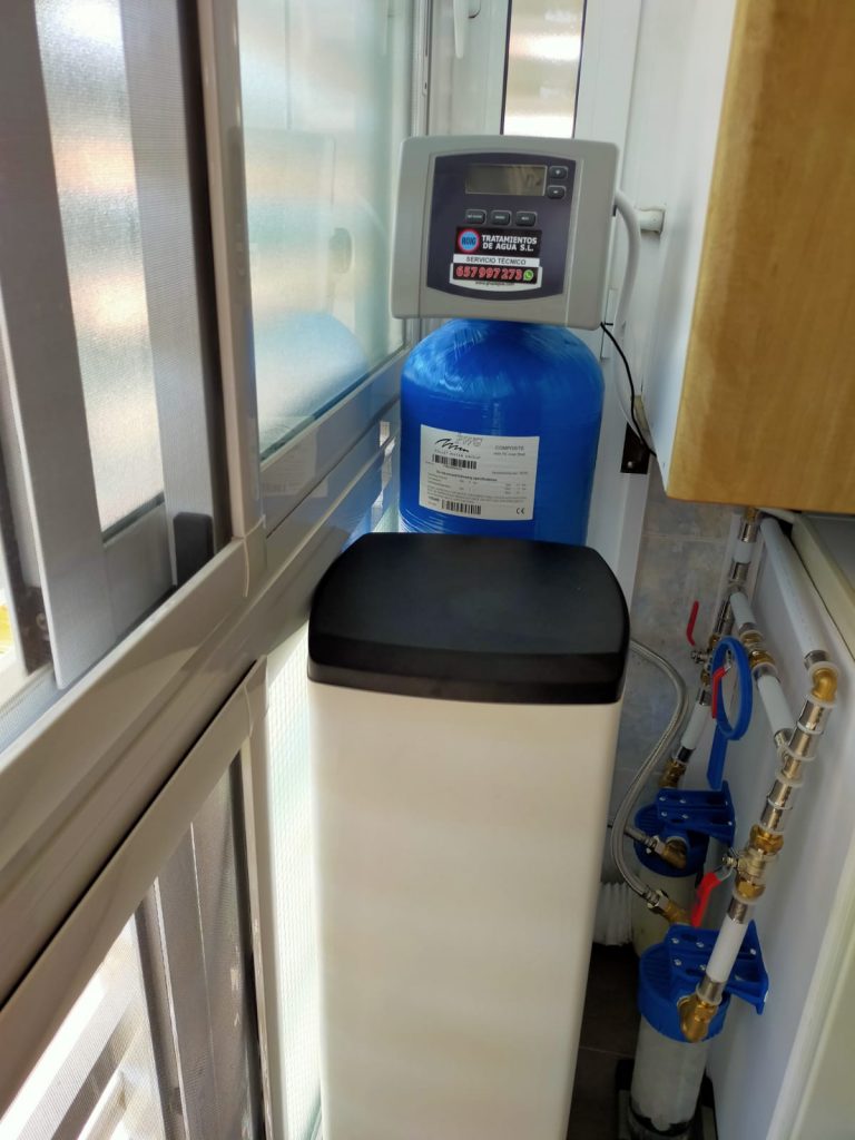 Instalación descalcificador espacio reducido